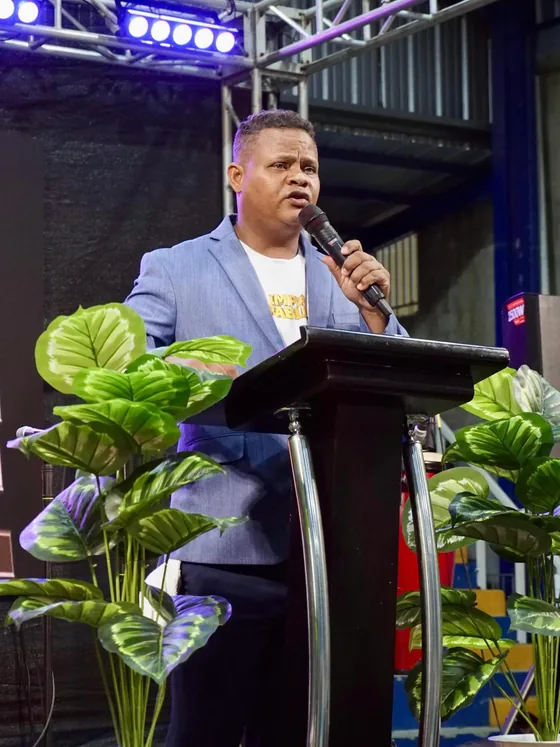 El Pastor predicando en el servicio